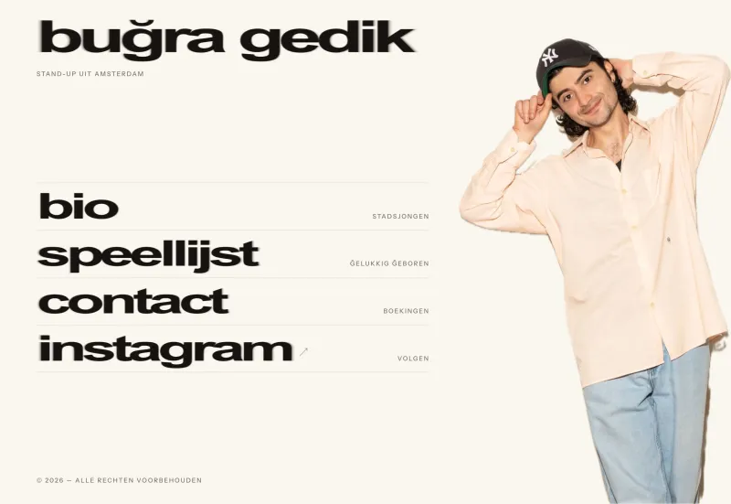 Voorpagina van stand-upcomedian Buğra Gedik met zijn naam in postertypografie en een vrijstaande foto