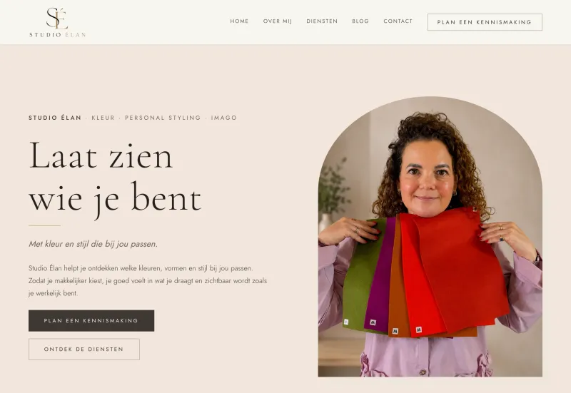 Website van Studio Élan met Karen Cohen die kleurstalen vasthoudt en de kop "Laat zien wie je bent"