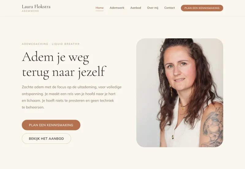Website van ademcoach Laura Flokstra met haar portret en de kop "Adem je weg terug naar jezelf"
